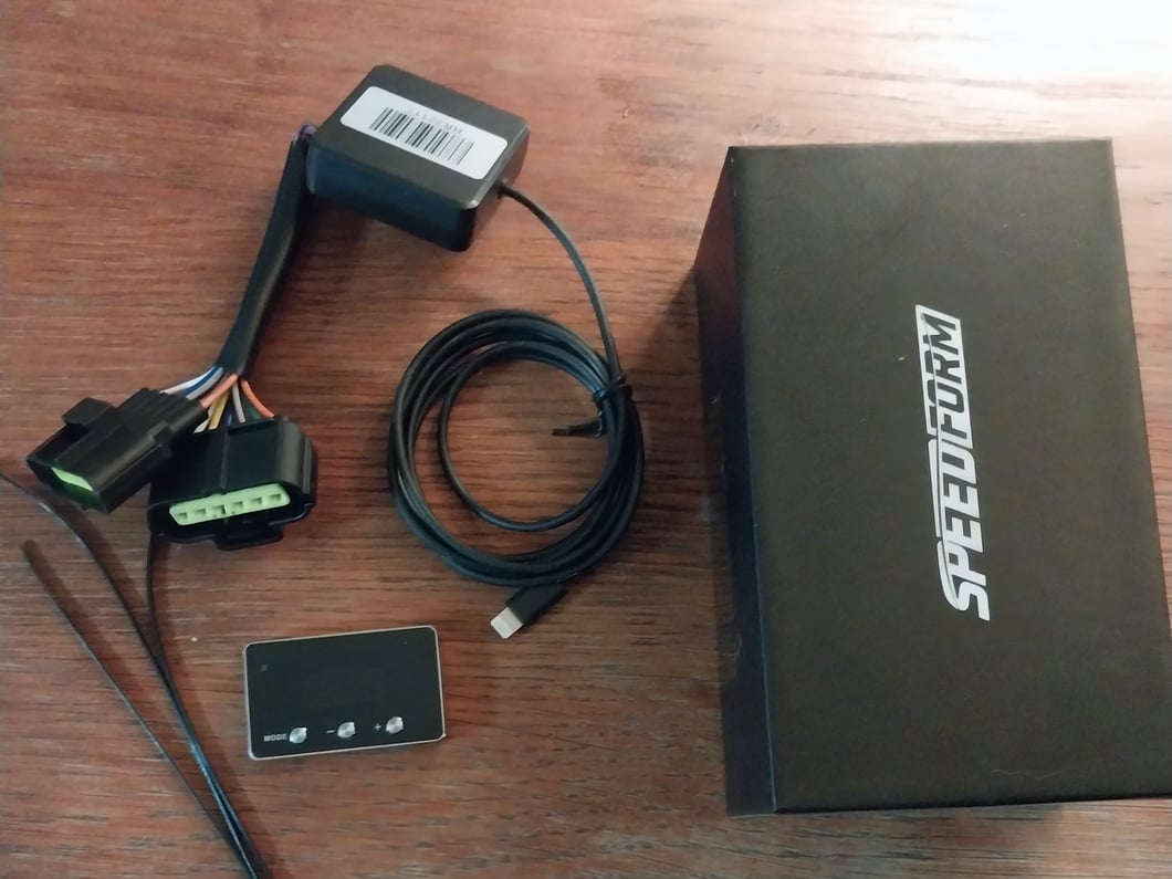 Raxiom SpeedForm Series Throttle Controller (05-06 RAM 2500)