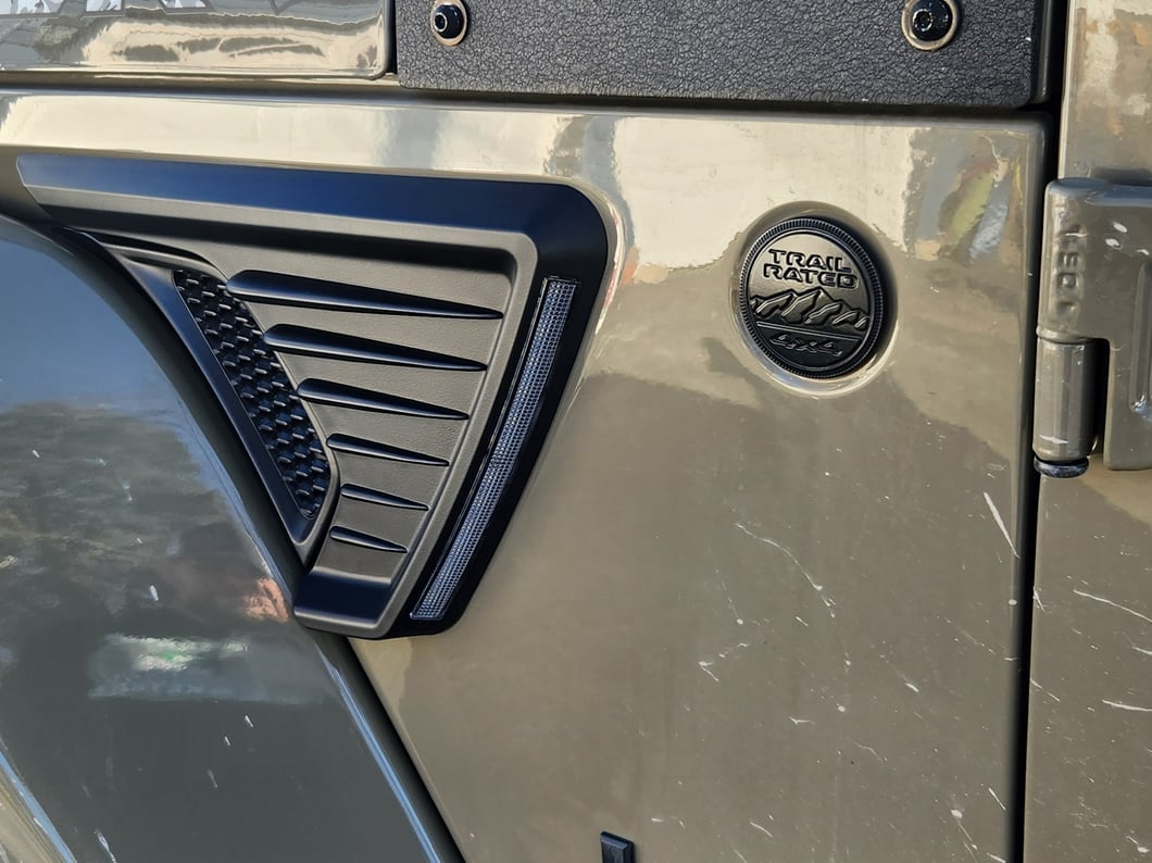 Raxiom Axial Series LED Fender Vent Courtesy Light with DRL Option (20-25 Jeep Gladiator JT)